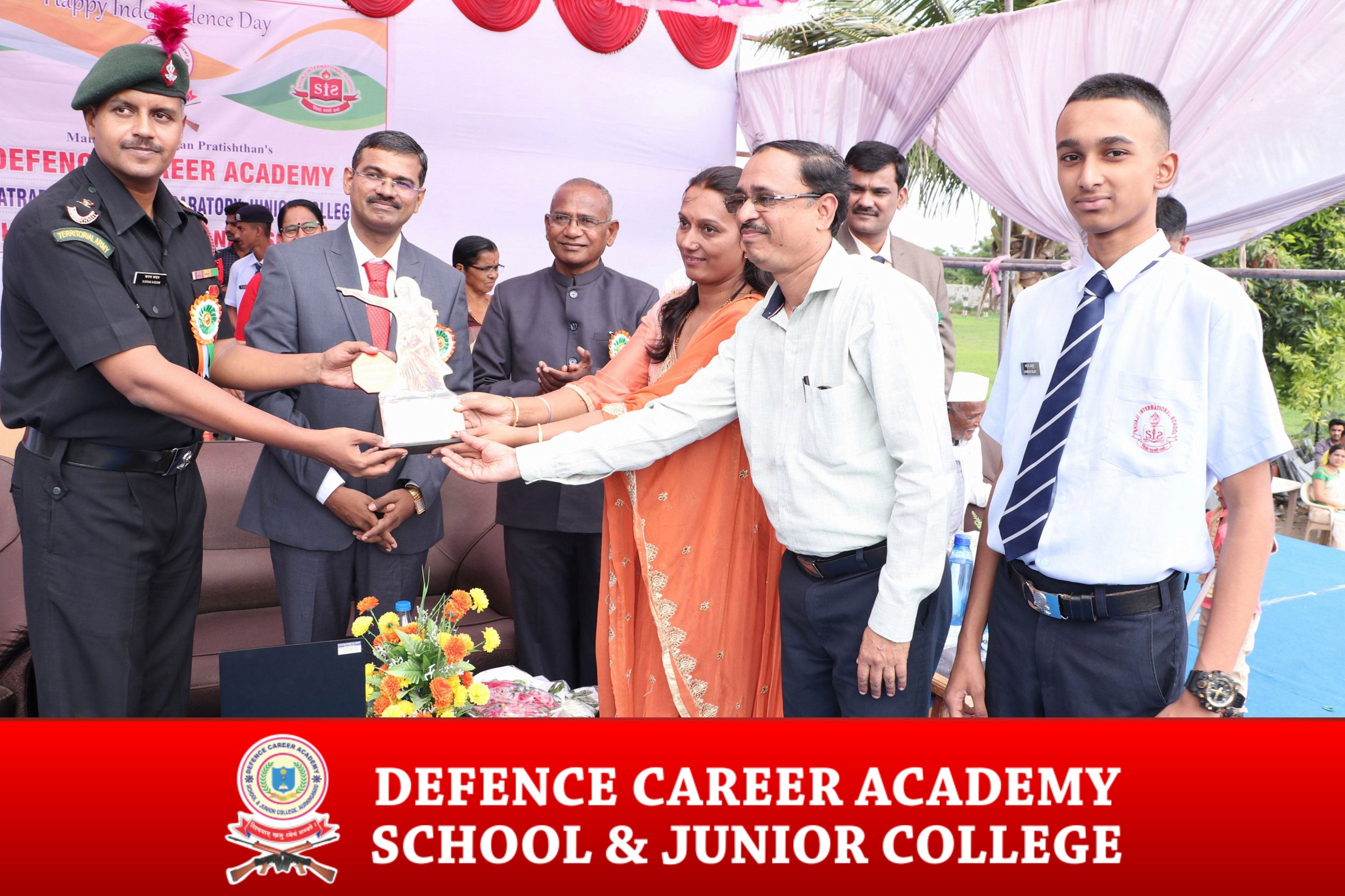 defence-exam-preparation-in-aurangabad-NDA-Exam-Coaching-Centres-in-Aurangabad-award-distribution